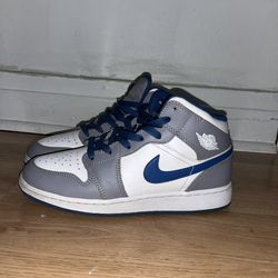 Air Jordan 1 Mid True Blue Size 6/5 In Boys