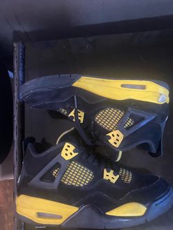 Air Jordan 4 Thunder Black Yellow Sneakers