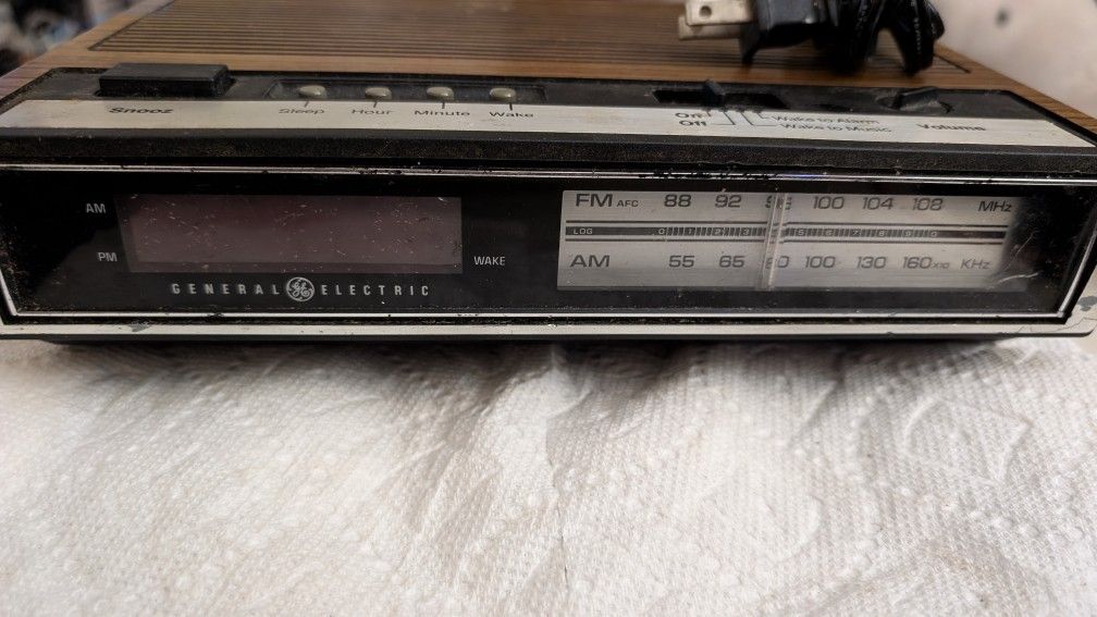 Electric AM/FM Radio, Alarm Clock. Wake To Alarm Or Music, Snooze and Battery Back Up Too. 7-4633D Old But Works. Can't Seem To Slide To AM. Stuck on