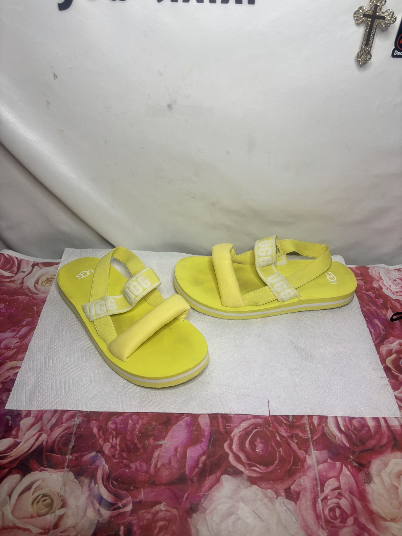 Women’s Size 6 Ugg Slippers