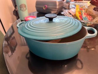 Le Crueset large Oval Dutch oven
