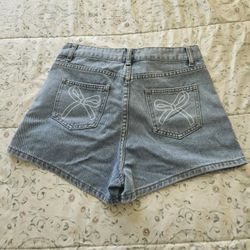Light Washed Shorts With Bows