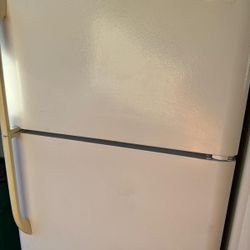 EXTRA CLEAN FRIGIDAIRE APARTMENT SIZE REFRIGERATOR