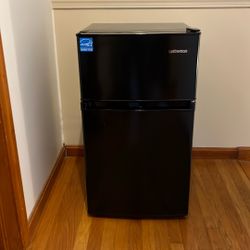 Upstream mini fridge with freezer