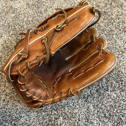 Men’s Glovesmith baseball glove.