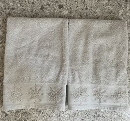 Set Of 2 Holiday Hand Towels 