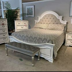Realyn Chipped White Panel Bedroom Set