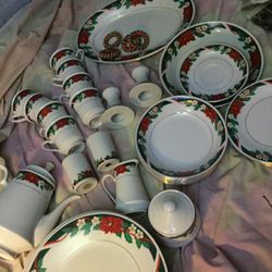 Tienshan Fine China "Deck The Halls"