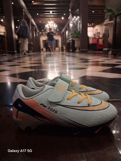 Soccer cleats us size 4.5youth