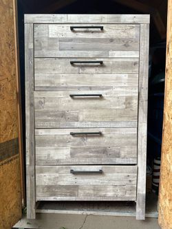 beautiful bedroom set. (Dresser, Chest, Nightstand)