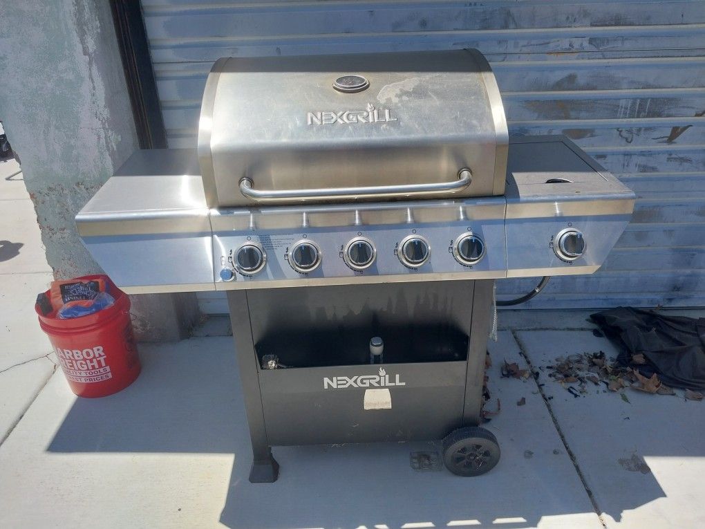 NexGRILL 5 BURNER Grill Propane
