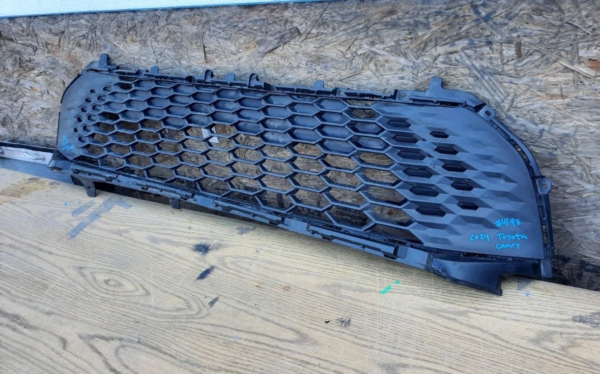 2025 TOYOTA CAMRY FRONT LOWER GRILLE OEM USED #4194