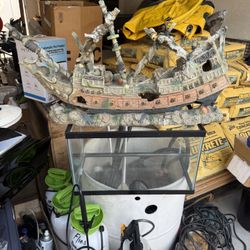 Aquarium Sunken Pirate Ship