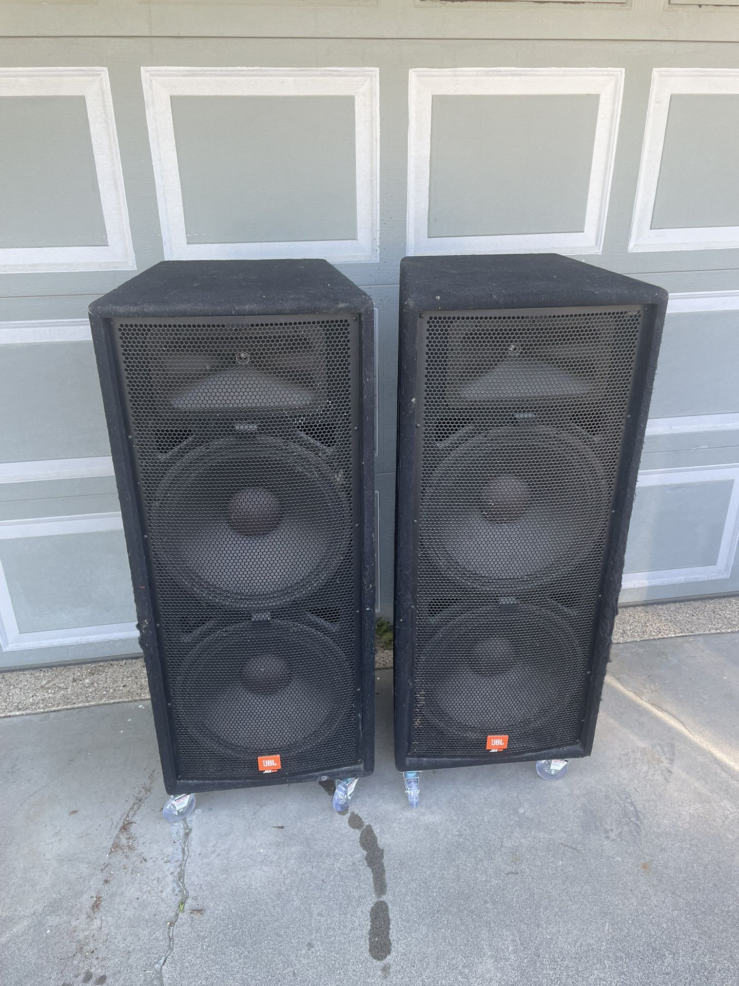 JBL JRX 100 Unpowered Speaker With Wheels