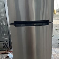 Whirlpool Refrigerator 24”W