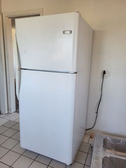 Refrigerator-Frigidaire 20.6