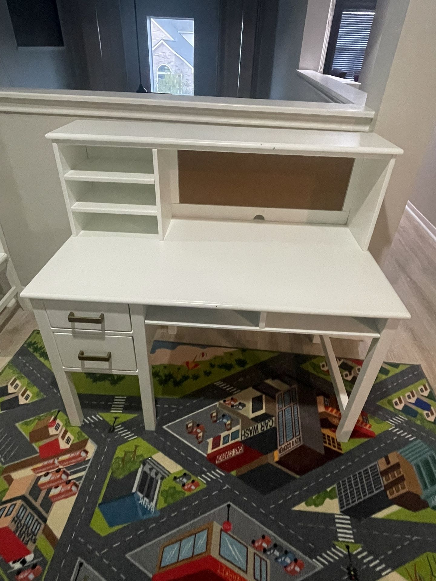 Kid’s desk with chair