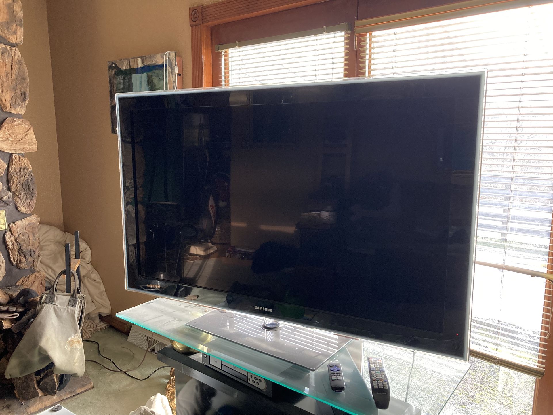 3 TVs 55” 42” 32”