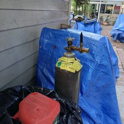 Helium tank tall With regulator for blowing up balloons
