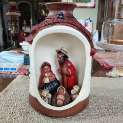 HOLY FAMILY NATIVITY IN TERRA COTTA POT/STABLE 