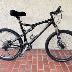 Santa Cruz Blur LT Full Suspension Mountain Bike – Fox Suspension