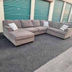 FREE DELIVERY!!! Ashley 3pc Sectional Couch with Chase Lounge (Gray)