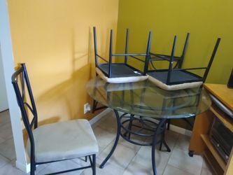 Dining table almost new