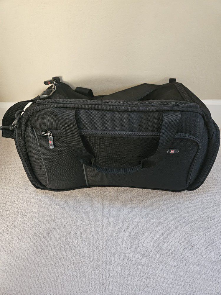 Victorinox Swiss Army Black Duffel Bag 19x10x9 Carry-on Duffel Bag