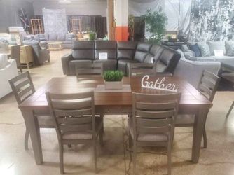 Beautiful 7 pc dining set with 6 drawers for storage(New)