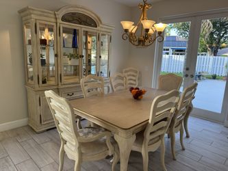 ✨ Bernhardt Dining Room Collection – Table, 8 Upholstered Chairs & Lighted Display Cabinet ✨
