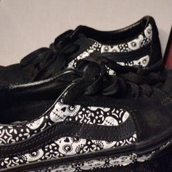 6.5. Retro Black And White Vans