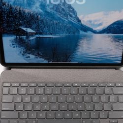 Apple iPad Pro 12.9 6th Gen M2 + Logitech Keyboard + Apple Pencil