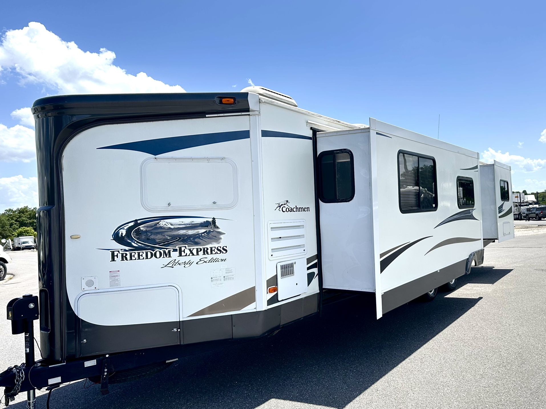 2013 Coachman Liberty edition 2 slides