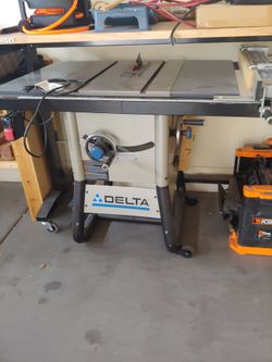 Like New Heavy Duty DELTA Table Saw With Wheels