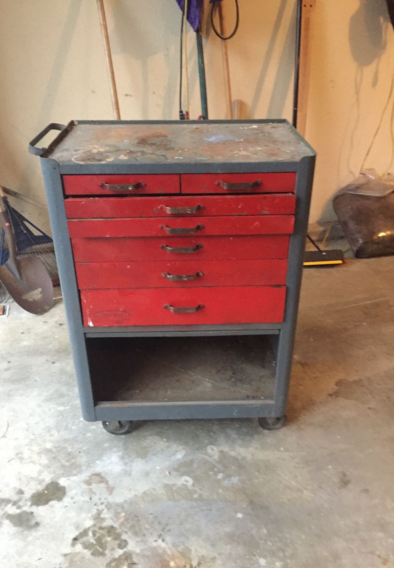 FREE tool chest on wheels. PENDING PICKUP