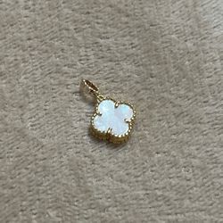 18k VCA pendant 