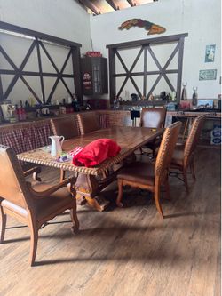 Rustic Hand-Carved Wooden Dining Table with 6 Leather Chairs – Mesa de Comedor Rústica de Madera Tallada con 6 Sillas