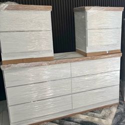 Dresser and 2 nightstands - Cómoda y 2 mesitas de noche