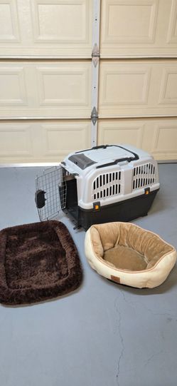 Skudo 27’’ Plastic Carrier Included 2 Pets Beds.