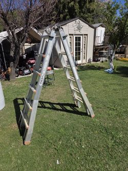 Adjustable step ladder