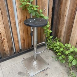 Adjustable height stool w wooden top.  Perfect for workshop, garage, Studio, man cave.   Hydraulic adjustment system works perfectly adjust between 22