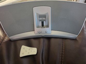 Klipsch, iGroove Model #1000330 Silver, with remote and cords. Cannot get iPod to turn on