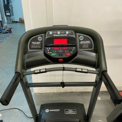 Horizon T202 treadmill like new