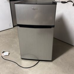 3.1 Cu Ft Whirlpool Mini Fridge And Freezer With 2 Shelves