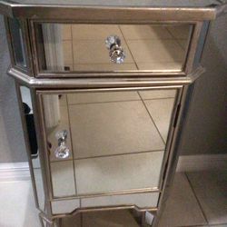 Mirrored Table Decord