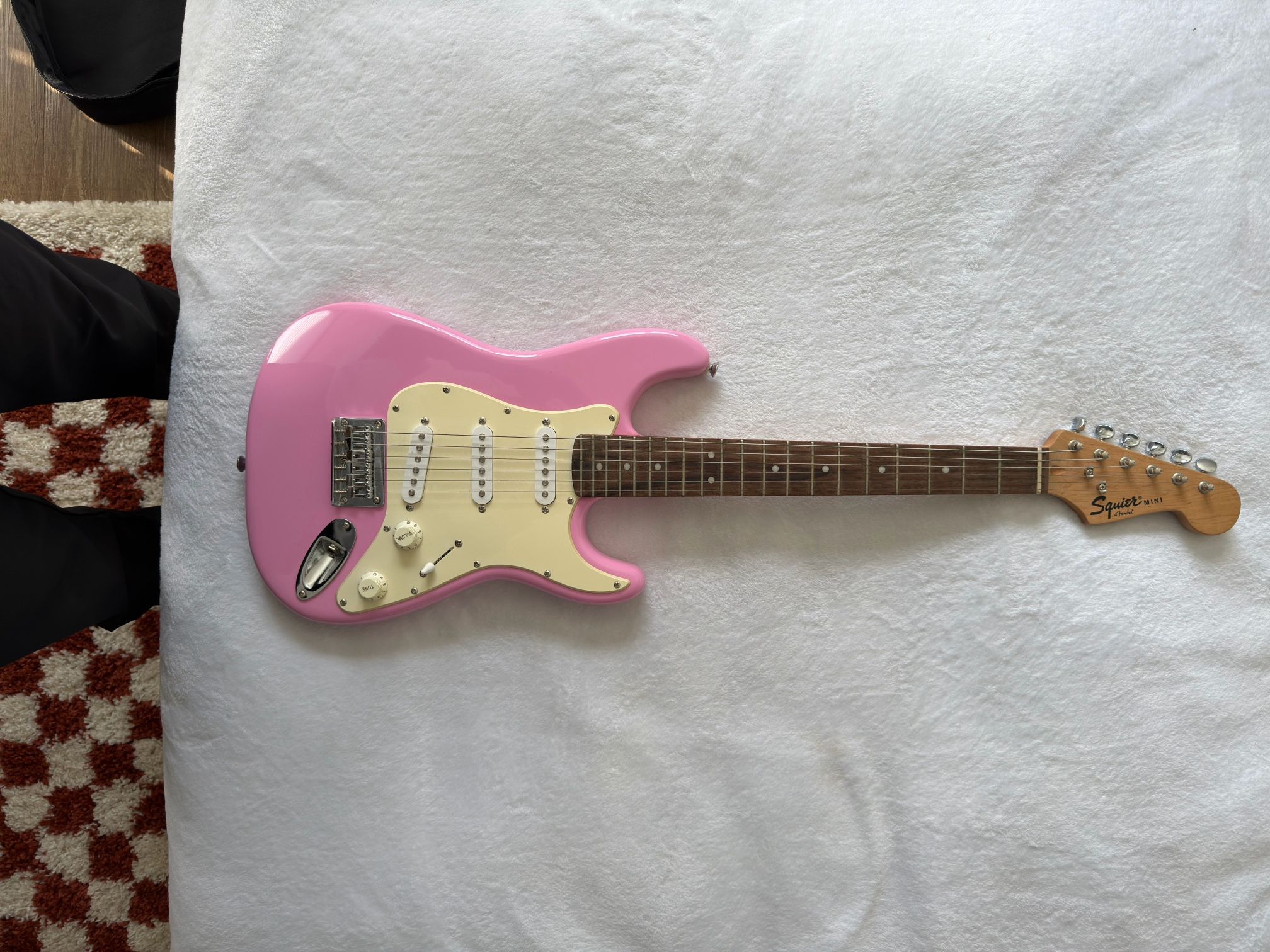 Squier Mini Stratocaster Electric Guitar Pink