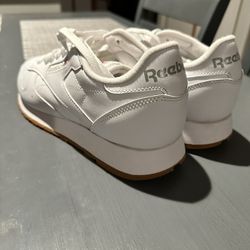 Size 9.5 White Reebok classics 