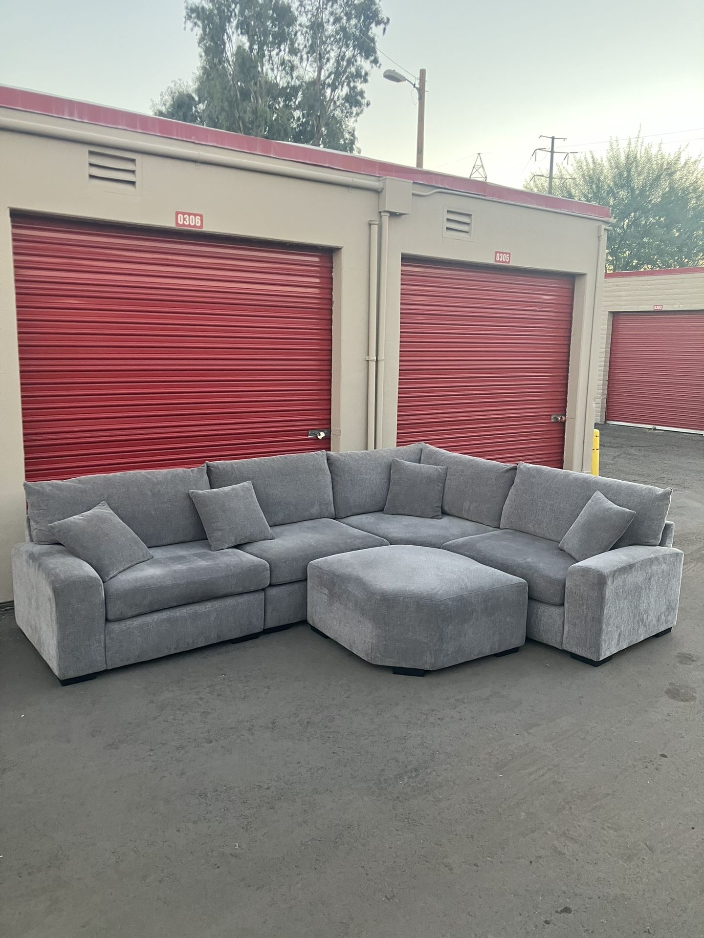 Large Gray Sectional w/Ottoman