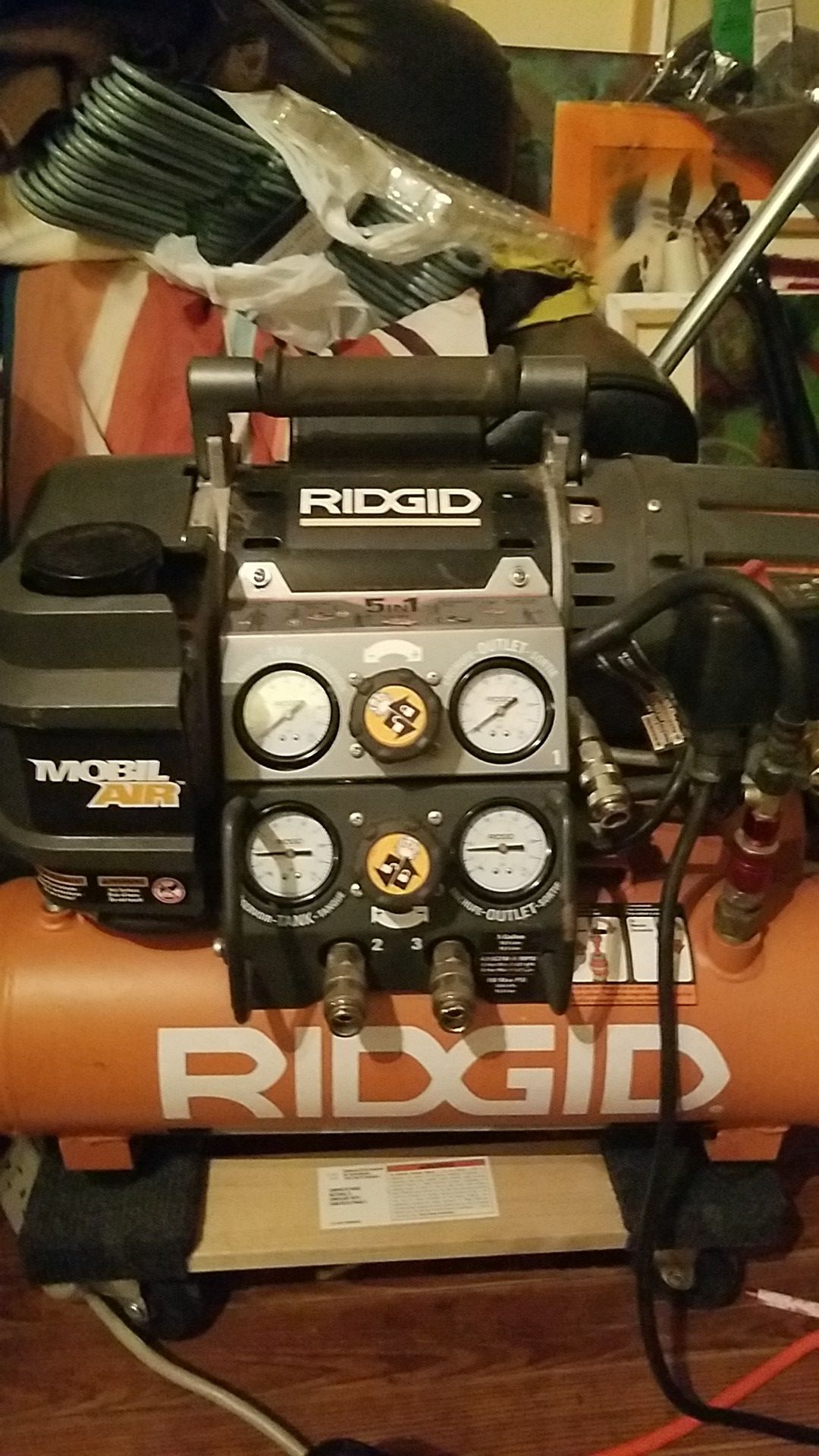 Ridgid 5 in 1 dual tank air compressor. Runs like a champ. Has dual