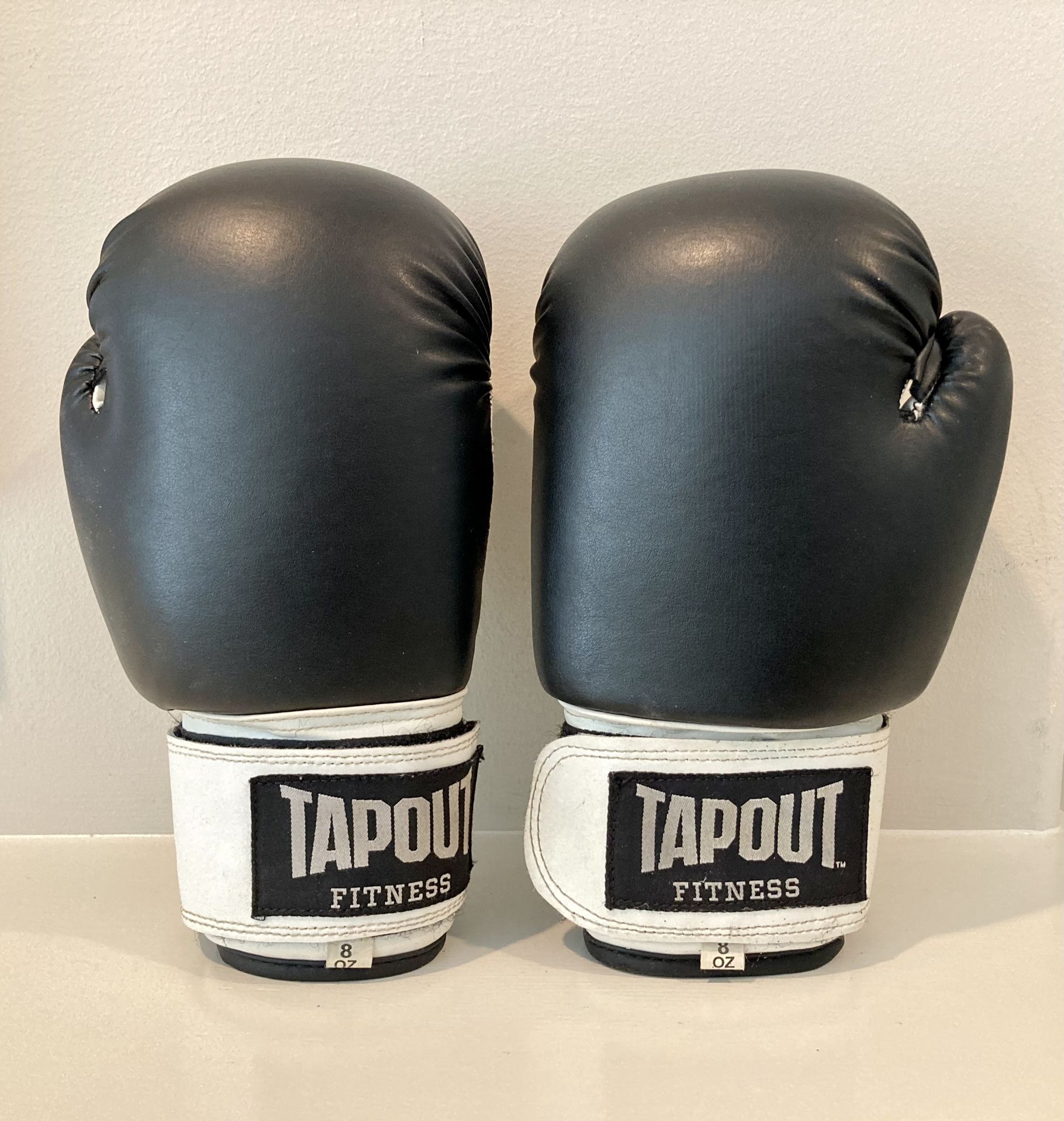 TAPOUT FITNESS 8 OUNCE BOXING MMA CARDIO TRAINING EXERCISE GLOVES